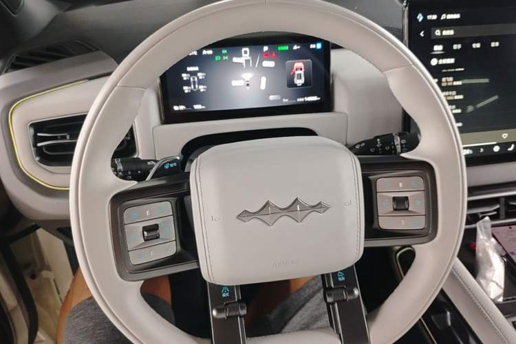 Used Formula Leopard Titanium 3 2025 501KM All-Wheel Drive Intelligent Driving Ultra Version Steering Wheel