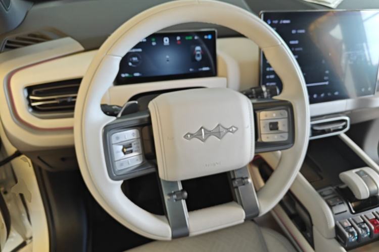 Used Formula Leopard Titanium 3 2025 501KM All-Wheel Drive Intelligent Driving Ultra Version Steering Wheel