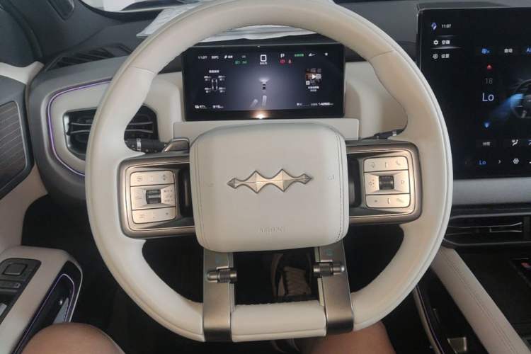 Used Formula Leopard Titanium 3 2025 501KM All-Wheel Drive Intelligent Driving Ultra Version Steering Wheel