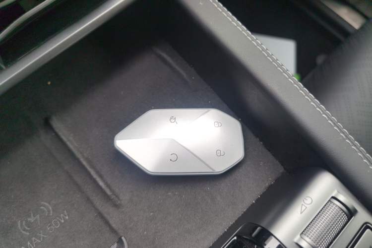 Used Formula Leopard Titanium 3 2025 501KM All-Wheel Drive Intelligent Driving Ultra Version Vehicle Key