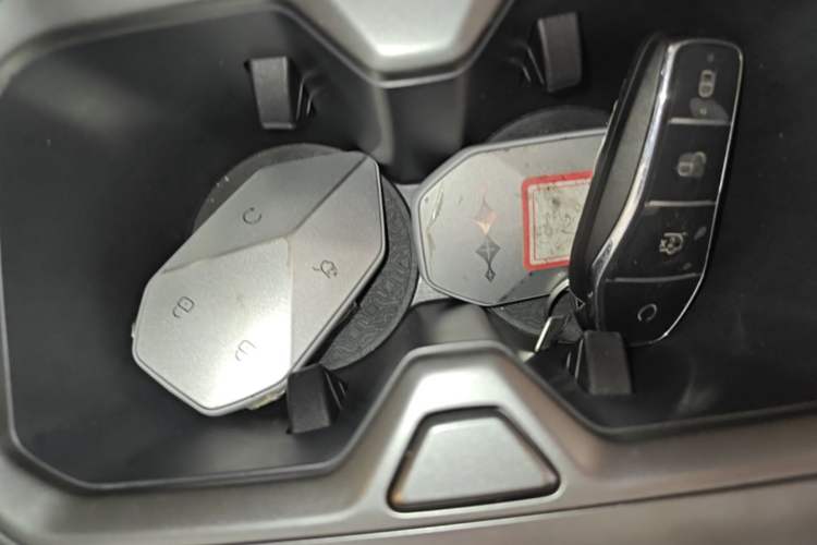 Used Formula Leopard Titanium 3 2025 501KM All-Wheel Drive Intelligent Driving Ultra Version Vehicle Key