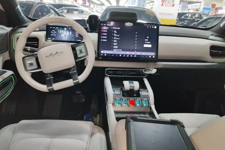 Used Formula Leopard Titanium 3 2025 501KM All-Wheel Drive Intelligent Driving Ultra Version Center Console