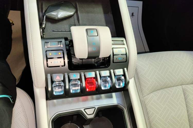Used Formula Leopard Titanium 3 2025 501KM All-Wheel Drive Intelligent Driving Ultra Version Gear Lever