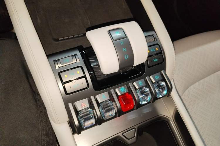 Used Formula Leopard Titanium 3 2025 501KM All-Wheel Drive Intelligent Driving Ultra Version Gear Lever