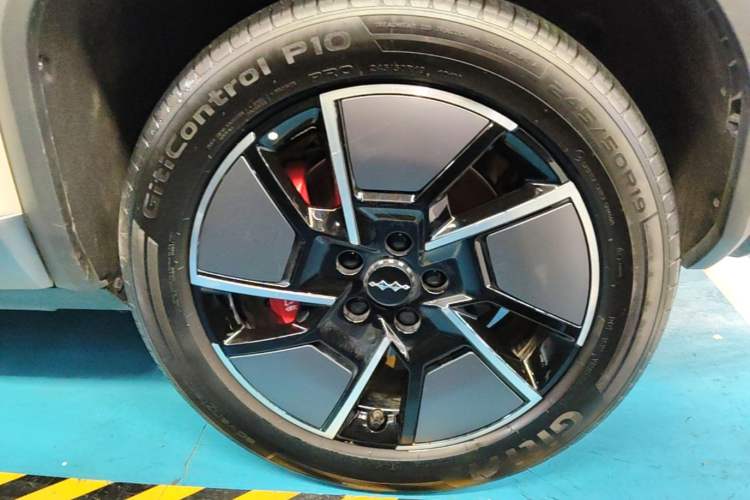Used Formula Leopard Titanium 3 2025 501KM All-Wheel Drive Intelligent Driving Ultra Version Left Front Wheel Hub
