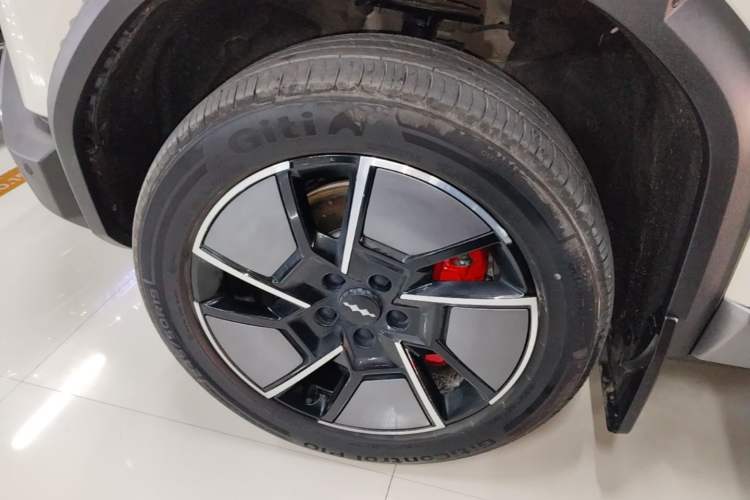 Used Formula Leopard Titanium 3 2025 501KM All-Wheel Drive Intelligent Driving Ultra Version Left Front Wheel Hub