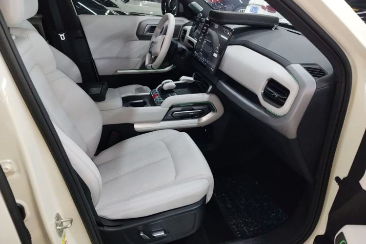 Used Formula Leopard Titanium 3 2025 501KM All-Wheel Drive Intelligent Driving Ultra Version Right Front Seat