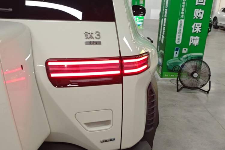 Used Formula Leopard Titanium 3 2025 501KM All-Wheel Drive Intelligent Driving Ultra Version Right Rear Taillight