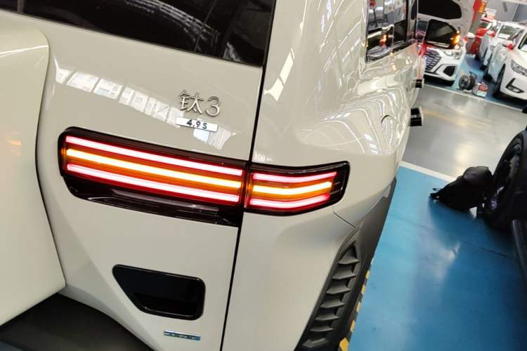 Used Formula Leopard Titanium 3 2025 501KM All-Wheel Drive Intelligent Driving Ultra Version Right Rear Taillight
