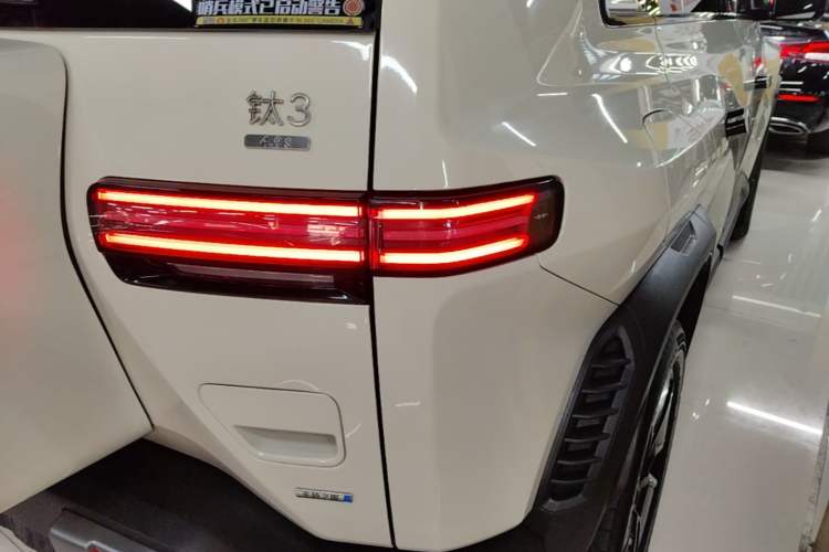 Used Formula Leopard Titanium 3 2025 501KM All-Wheel Drive Intelligent Driving Ultra Version Right Rear Taillight