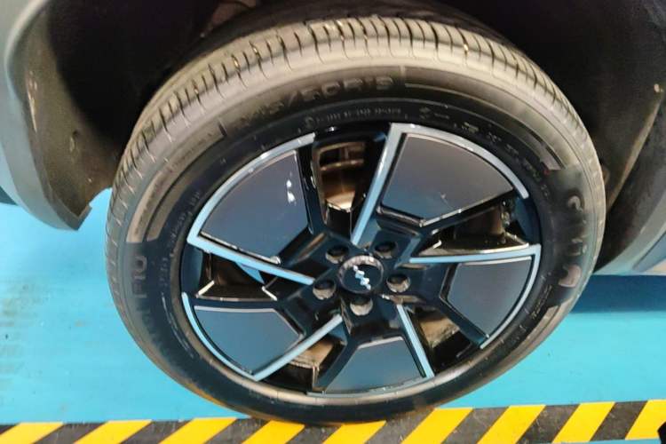 Used Formula Leopard Titanium 3 2025 501KM All-Wheel Drive Intelligent Driving Ultra Version Right Rear Wheel Hub