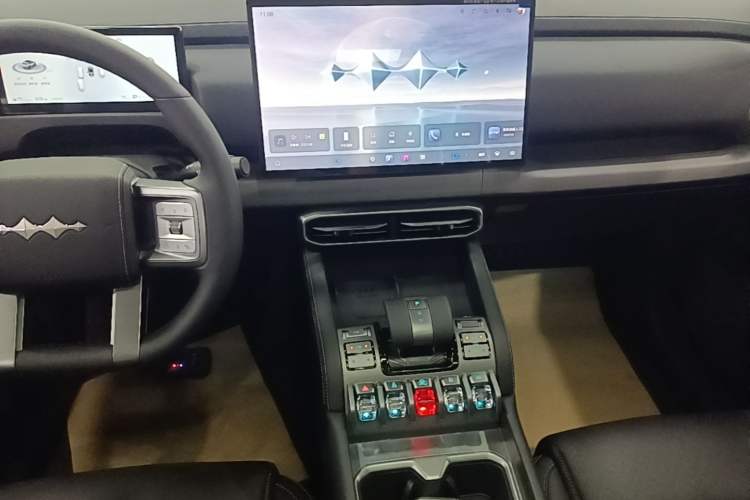 Used Formula Leopard Titanium 3 2026 620KM rear-wheel-drive flash-charging version Audio And AC Panel