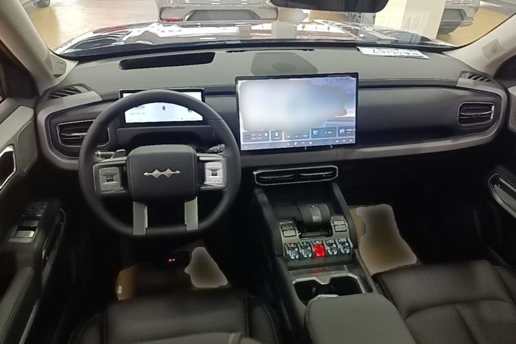 Used Formula Leopard Titanium 3 2026 620KM rear-wheel-drive flash-charging version Center Console