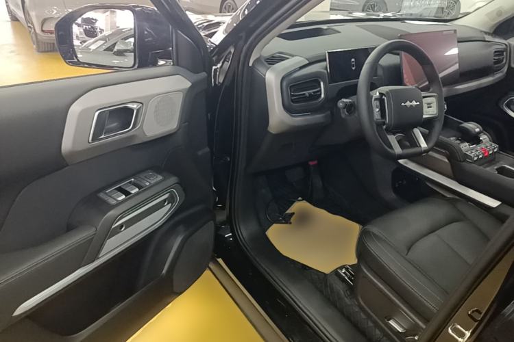 Used Formula Leopard Titanium 3 2026 620KM rear-wheel-drive flash-charging version Driver Seat