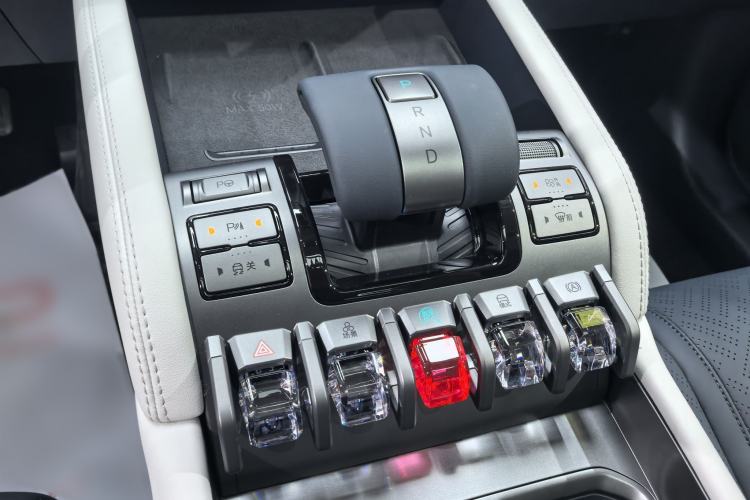 Used Formula Leopard Titanium 3 2026 565KM all-wheel-drive flash-charging version Gear Lever