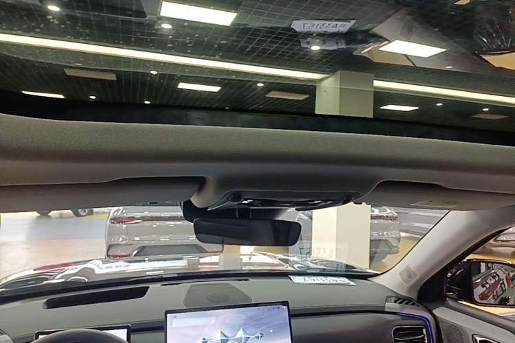 Used Formula Leopard Titanium 3 2026 620KM rear-wheel-drive flash-charging version Headliner