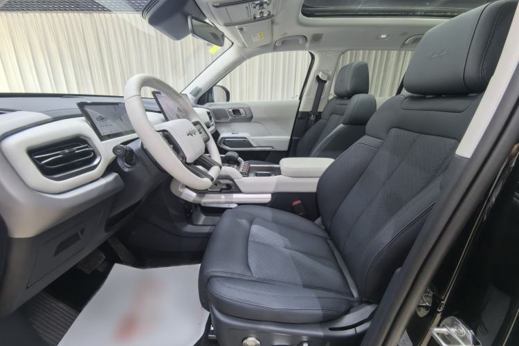 Used Formula Leopard Titanium 3 2026 565KM all-wheel-drive flash-charging version Interior 1