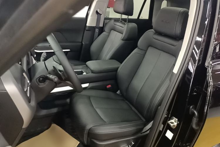 Used Formula Leopard Titanium 3 2026 620KM rear-wheel-drive flash-charging version Left Front Seat