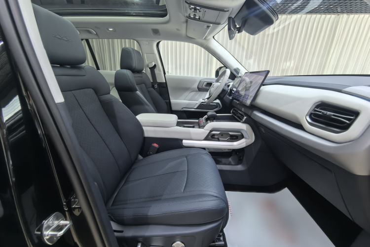 Used Formula Leopard Titanium 3 2026 565KM all-wheel-drive flash-charging version Right Front Seat