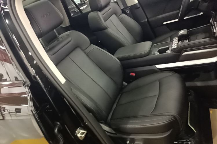 Used Formula Leopard Titanium 3 2026 620KM rear-wheel-drive flash-charging version Right Front Seat
