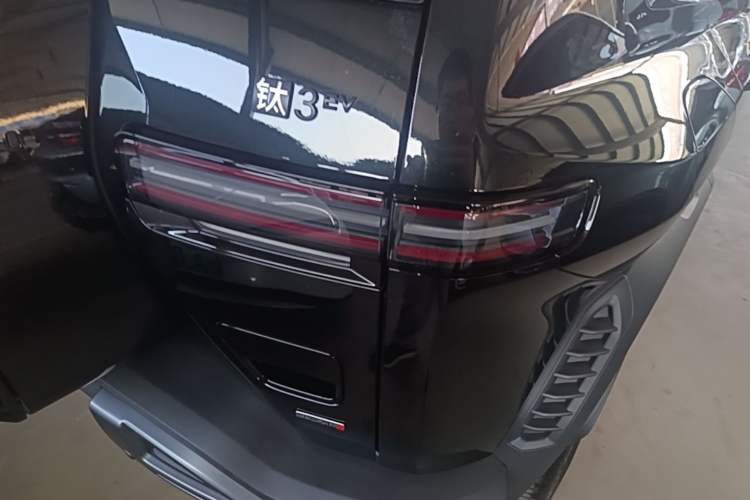 Used Formula Leopard Titanium 3 2026 565KM all-wheel-drive flash-charging version Right Rear Taillight