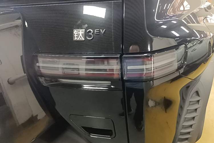Used Formula Leopard Titanium 3 2026 620KM rear-wheel-drive flash-charging version Right Rear Taillight