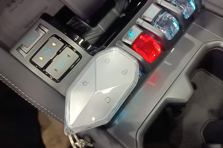 Used Formula Leopard Titanium 3 2026 620KM rear-wheel-drive flash-charging version Vehicle Key