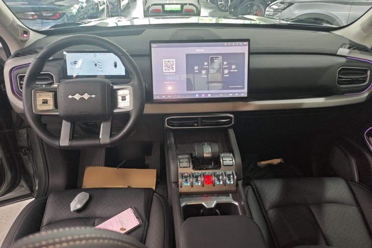 Used Formula Leopard Titanium 3 2026 620KM rear-wheel-drive flash-charging version Center Console