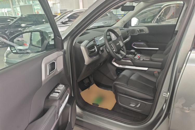 Used Formula Leopard Titanium 3 2026 620KM rear-wheel-drive flash-charging version Driver Seat