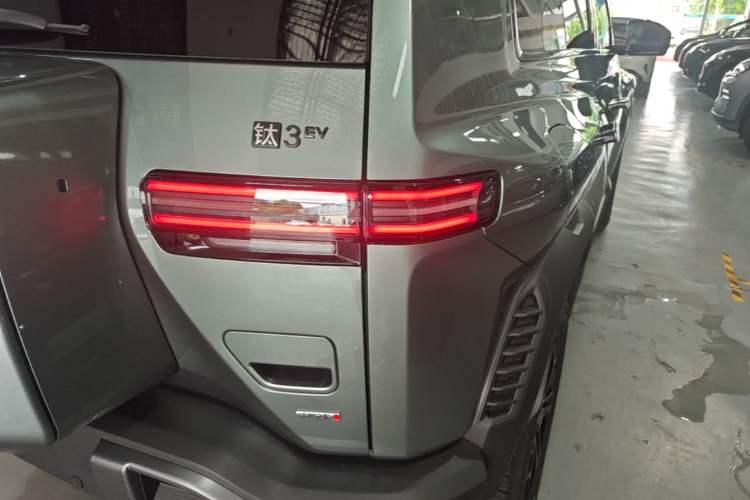 Used Formula Leopard Titanium 3 2026 620KM rear-wheel-drive flash-charging version Exterior 3
