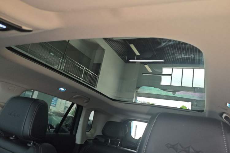 Used Formula Leopard Titanium 3 2026 620KM rear-wheel-drive flash-charging version Headliner