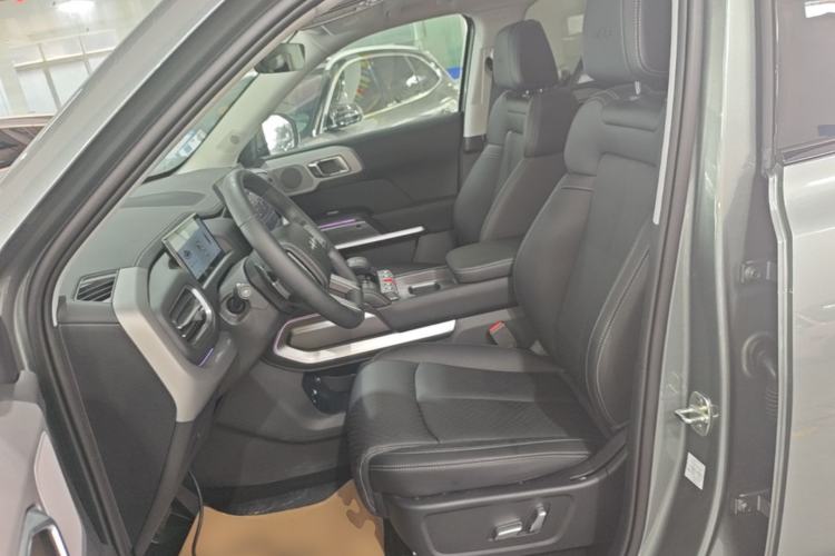 Used Formula Leopard Titanium 3 2026 620KM rear-wheel-drive flash-charging version Left Front Seat