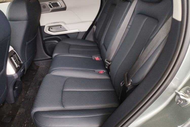 Used Formula Leopard Titanium 3 2026 620KM rear-wheel-drive flash-charging version Left Rear Seat