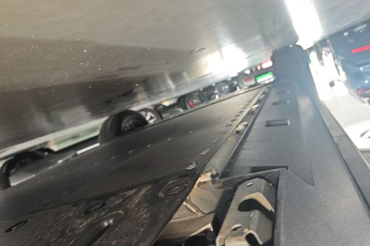 Used Formula Leopard Titanium 3 2026 620KM rear-wheel-drive flash-charging version Left Side Sill