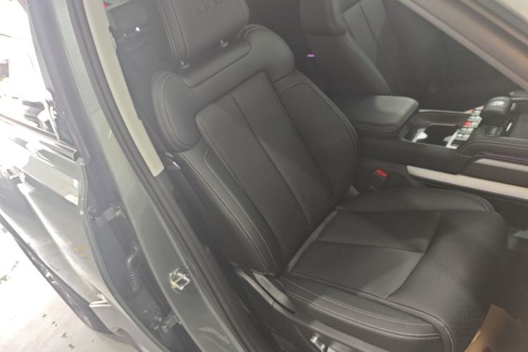 Used Formula Leopard Titanium 3 2026 620KM rear-wheel-drive flash-charging version Right Front Seat