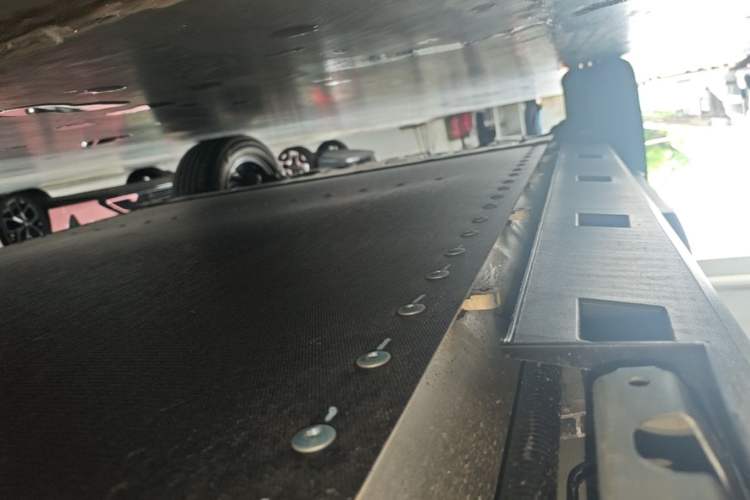 Used Formula Leopard Titanium 3 2026 620KM rear-wheel-drive flash-charging version Right Side Sill