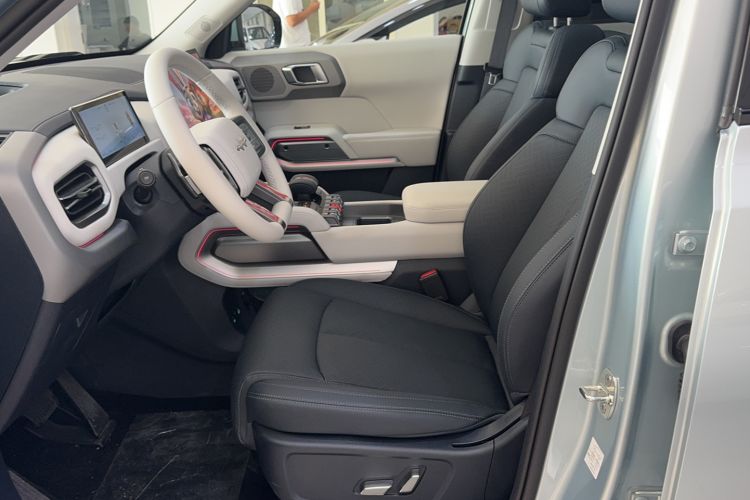 Used Formula Leopard Titanium 3 2026 620KM rear-wheel-drive flash-charging version Interior 1