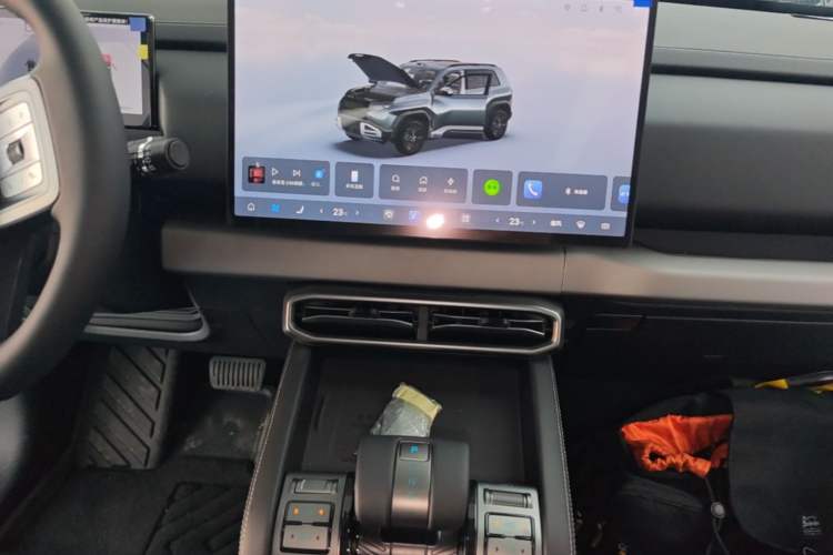 Used Formula Leopard Titanium 3 2026 620KM rear-wheel-drive flash-charging version Audio And AC Panel