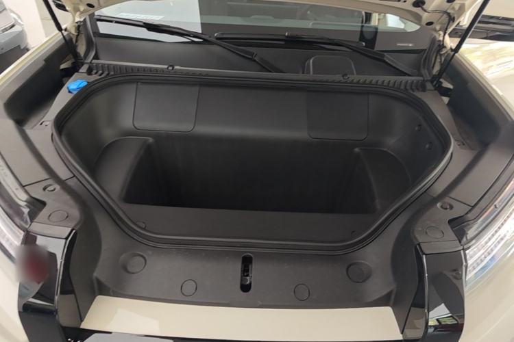 Used Formula Leopard Titanium 3 2026 620KM rear-wheel-drive flash-charging version Engine Bay