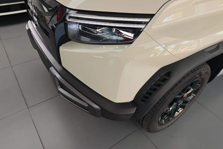 Used Formula Leopard Titanium 3 2026 620KM rear-wheel-drive flash-charging version Left Front Headlight