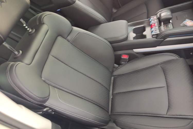 Used Formula Leopard Titanium 3 2026 620KM rear-wheel-drive flash-charging version Right Front Seat