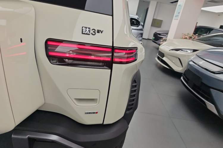 Used Formula Leopard Titanium 3 2026 620KM rear-wheel-drive flash-charging version Right Rear Taillight