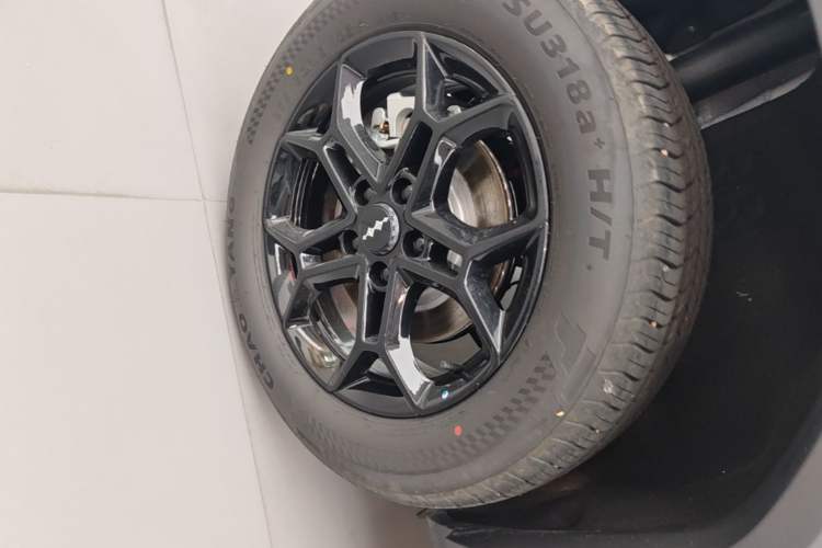 Used Formula Leopard Titanium 3 2026 620KM rear-wheel-drive flash-charging version Right Rear Wheel Hub