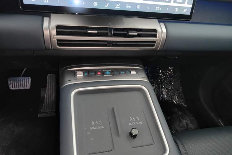 Used Formula Leopard Titanium 7 2025 Model 200 km Two-Wheel Drive Max Edition Audio And AC Panel