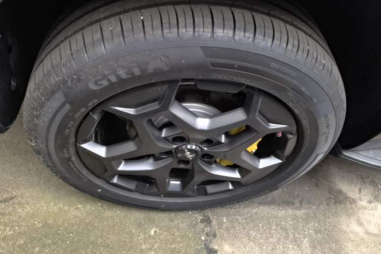 Used Formula Leopard Titanium 7 2025 Model 190 km Four-Wheel Drive Ultra Edition Right Rear Wheel Hub