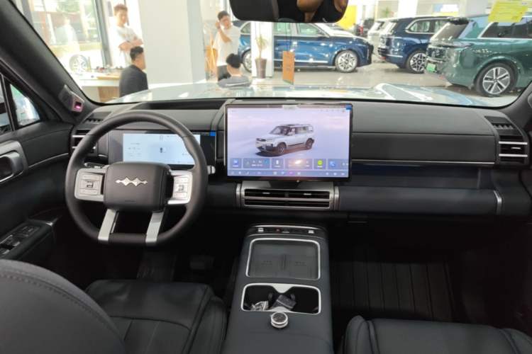 Used Formula Leopard Titanium 7 2025 Model 190 km Four-Wheel Drive Ultra Edition Center Console