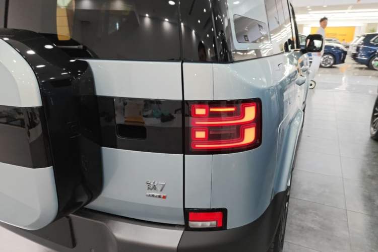 Used Formula Leopard Titanium 7 2025 Model 190 km Four-Wheel Drive Ultra Edition Right Rear Taillight