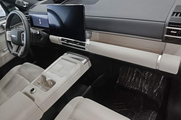 Used Formula Leopard Titanium 7 2025 Model 190 km Four-Wheel Drive Ultra Edition Center Console