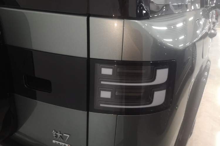 Used Formula Leopard Titanium 7 2025 Model 190 km Four-Wheel Drive Ultra Edition Right Rear Taillight