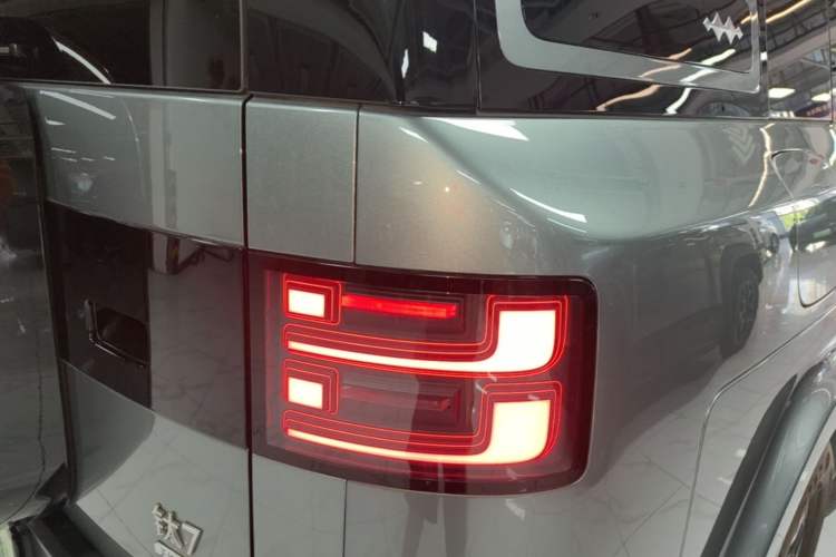 Used Formula Leopard Titanium 7 2025 Model 200 km Two-Wheel Drive Max Edition Right Rear Taillight